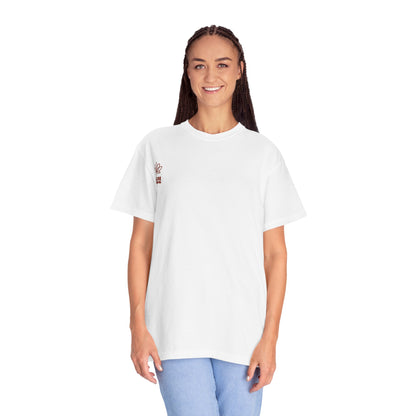Vibrant Giraffe Graphic Tee, Unisex T-shirt, Gift for Animal Lovers, Casual Wear, Nature-Themed Apparel, Unique Graphic Shirt